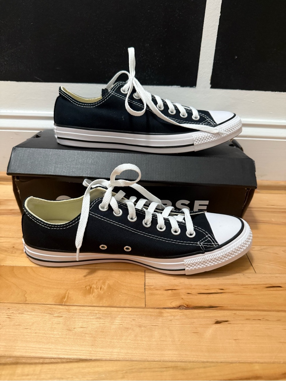 New In Box Converse Low Top Black and White Sneakers Mens 8.5 Womens 10.5